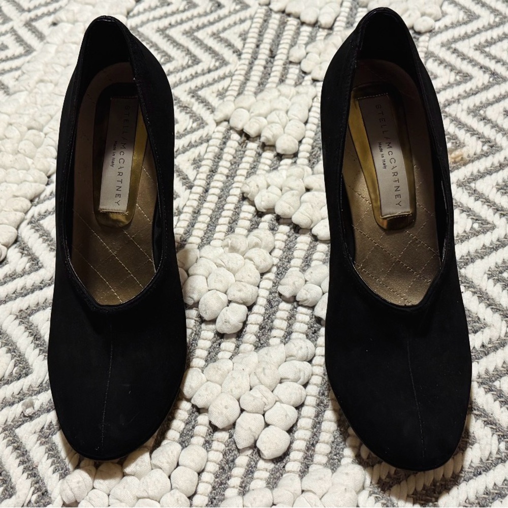 💎 Host Pick 💎Stella McCartney Elegant Black Heels with Gold Details - Picture 4 of 9